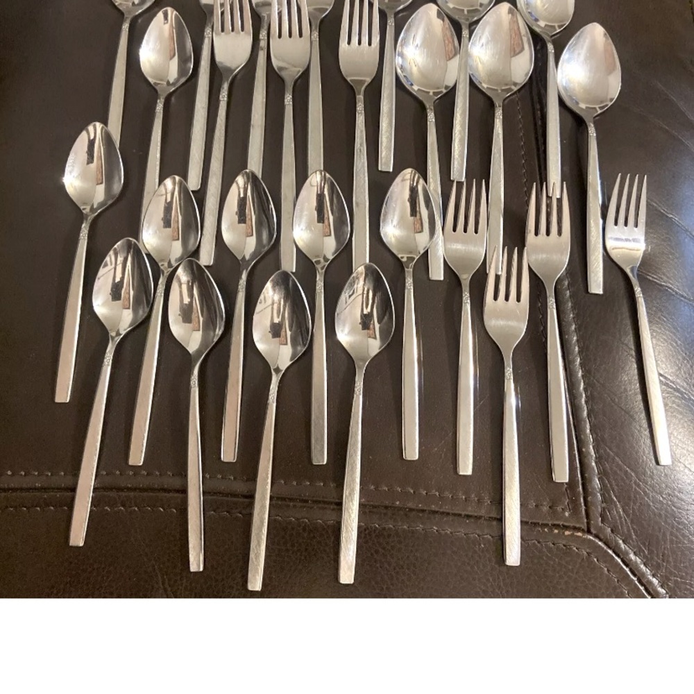 27-piece set of ONEIDA MELISSA 1881 Rogers flatware.
